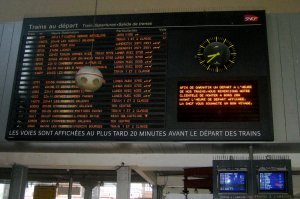 Arrivals and Departures with gate/lane number (voie in French)