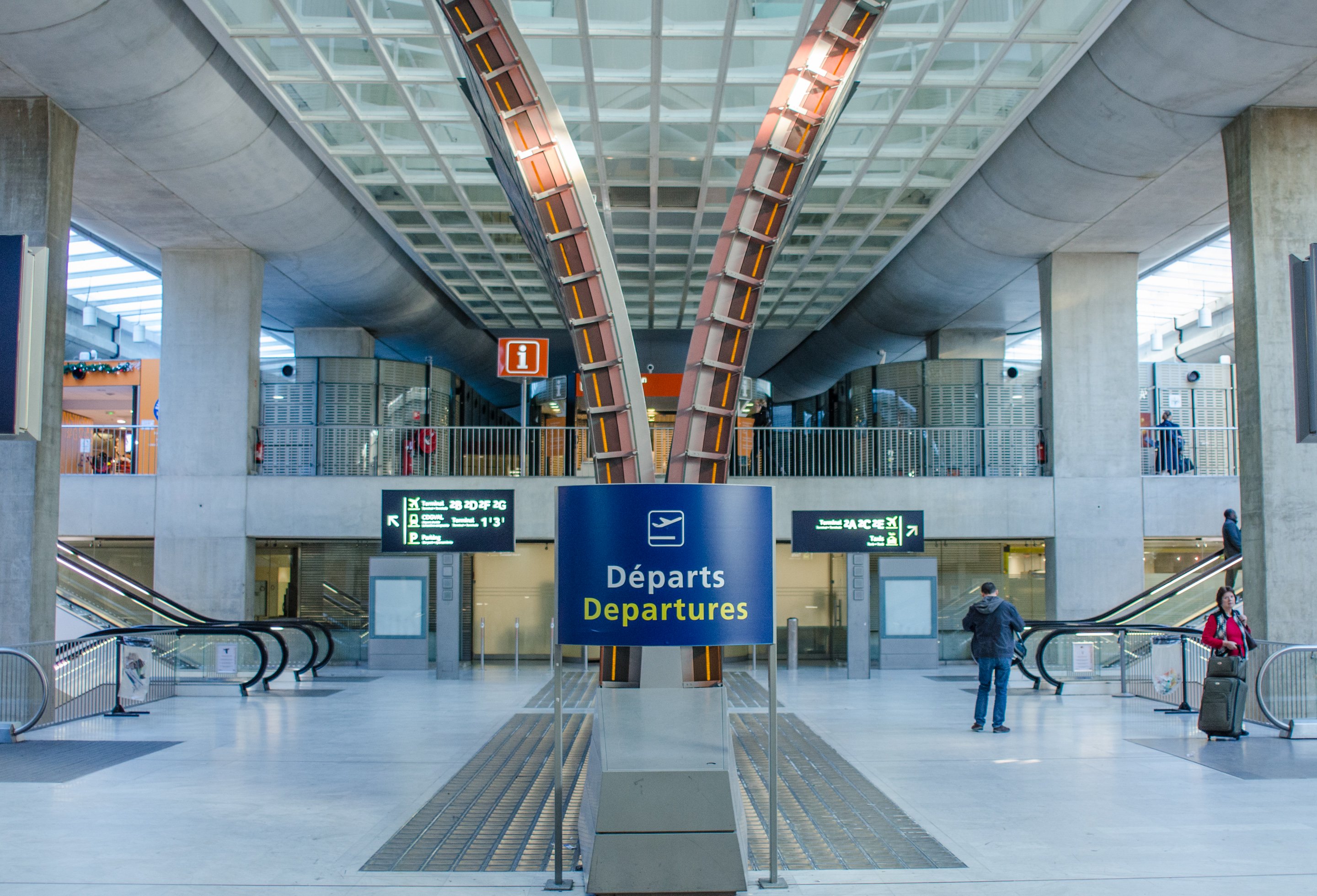 Аэропорт де голль вылет. CDG аэропорт. Аэропорт терминал 2. Южный вокзал терминал 2.