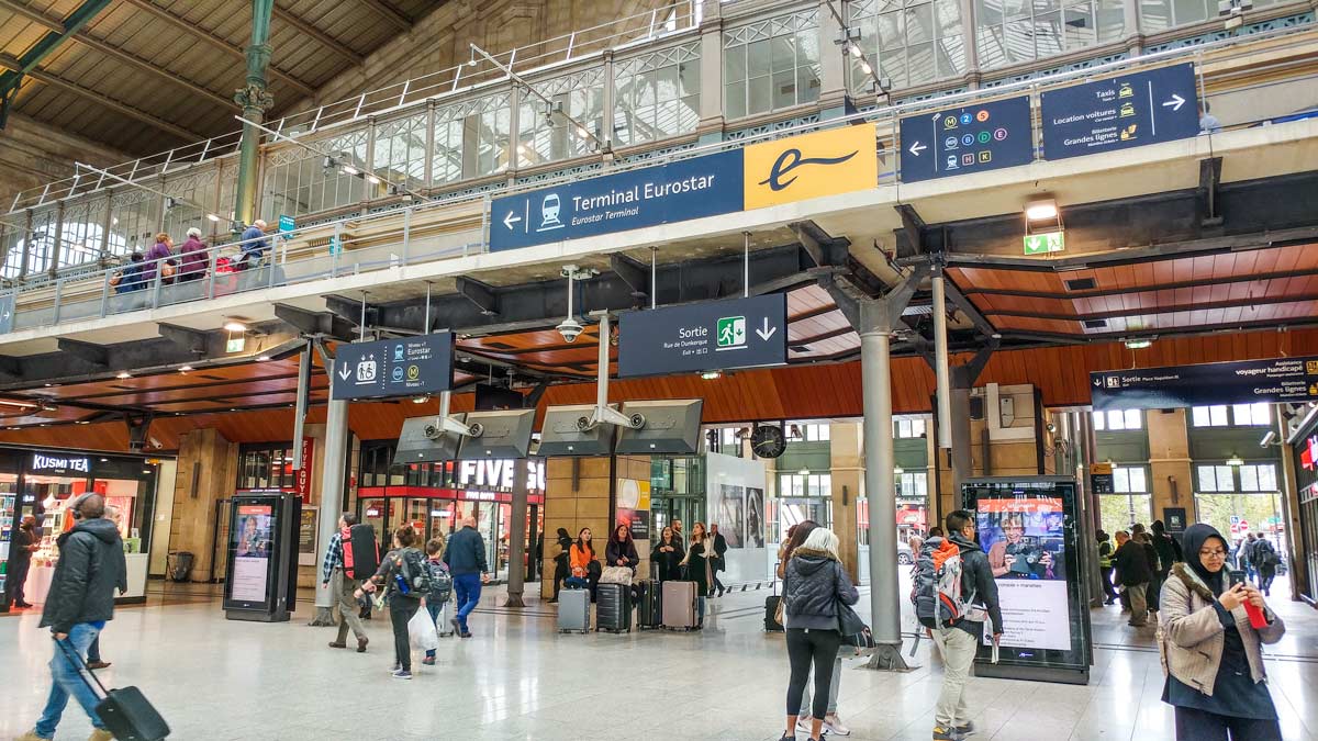 Eurostar arrivals area with signs to Metro/RER in Gare du Nord